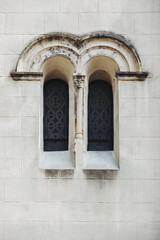 Fototapeta na wymiar Bâtiment ancien avec une fenêtre et façade décorée en France