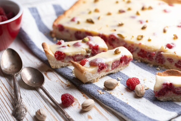 raspberry tart with white chocolate