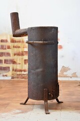 Antigua estufa de carb&oacute;n o le&ntilde;a.