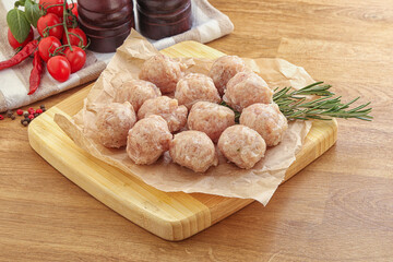 Raw chicken meatballs for cooking