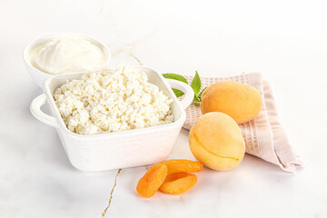 Cottage cheese with apricot and cream
