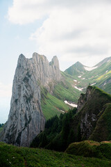 Saxer Lücke Berg in Appenzell in der Schweiz in den Alpen mit grüner Wiese und Blumen in den...