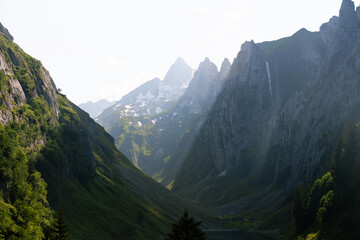 Berglandschaft in den Schweizer Alpen in Appenzell mit dem See Fälensee