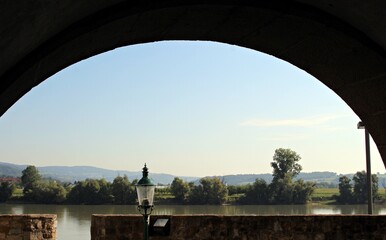 Panoramablick über die Donau bei Ybbs und Stadtansicht mit Kirche von Ybbs.