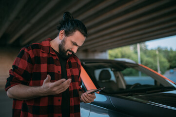 A young man rents a car through a mobile application, problems with the application and support.