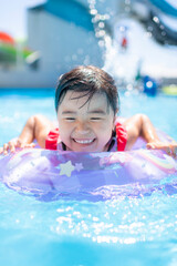 Fototapeta na wymiar 夏休みにプールで遊ぶ女の子