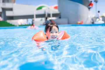 夏休みにプールで遊ぶ小さな女の子 - obrazy, fototapety, plakaty