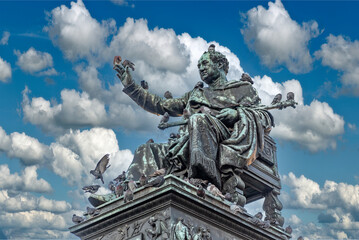 Statue des sitzenden Maximilian I. Joseph, dem ersten könig von Bayern auf dem Max-Joseph Platz in der Müncher Altstadt mit Tauben