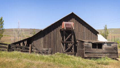 Naklejka premium Abandoned old ranch at Columbia Hills State Park, Oregon.