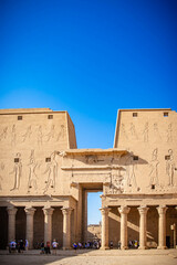 El templo de edfu es un antiguo templo egipcio ubicado en la orilla oeste de nile.