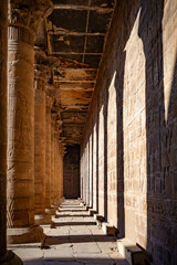 El templo de edfu es un antiguo templo egipcio ubicado en la orilla oeste de nile. - obrazy, fototapety, plakaty