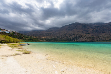 Pocztówka z podróży, krajobraz z woda, urlop i zwiedzanie greckiej wyspy Kreta, Grecja