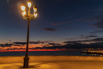 atardecer  con farolas  anaranjado