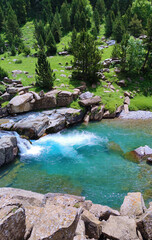 Naklejka premium Río en el Parque Nacional de Ordesa y Monte Perdido, España