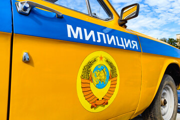 Patrol car Volga times of the USSR, Yellow and blue coloring, the coat of arms of the USSR and the inscription "proletarians of all countries unite", the inscription "Police" in Russian language.