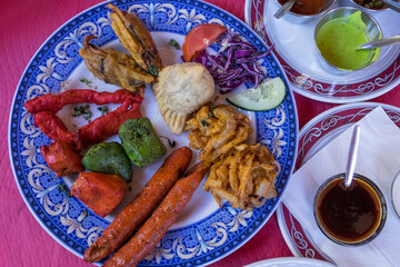 Plato con surtido de comida india y salsas

