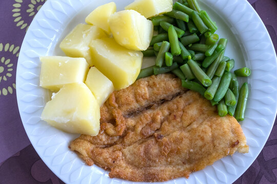 Pescado empanado con patatas y habichuelas guisadas