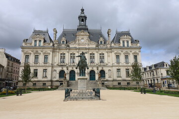 Fototapeta na wymiar La mairie, vue de l'extérieur, ville de Vannes, département du Morbihan, Bretagne, France