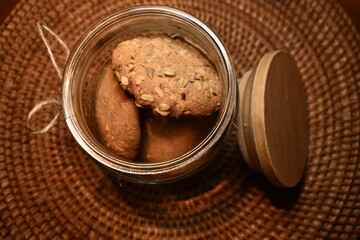 Galletas de avena nutritivas en un frasco postre casero
