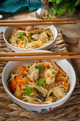 Fried noodles with chicken and vegetables.