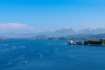 Alesund, Norwegen &ndash; 17.06.2023 &ndash; ist eine Hafenstadt an der Westk&uuml;ste Norwegens und liegt am Eingang zum Geirangerfjord