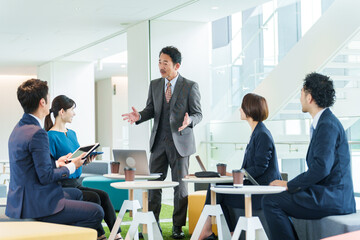 オフィスで研修をするシニアビジネスマン