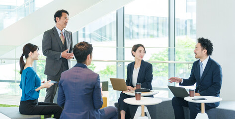 オフィスで会議をするシニアビジネスマン