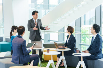 オフィスでミーティングをするビジネスパーソン