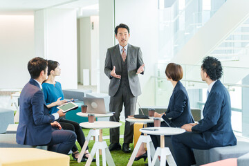 オフィスでプレゼンをするシニアビジネスマン