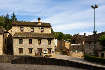 Obraz premium Urban buildings and narrow streets of the Spanish district of the settlement city of Santa Cruz de La Seros. Travel, summer tourism, sightseeing