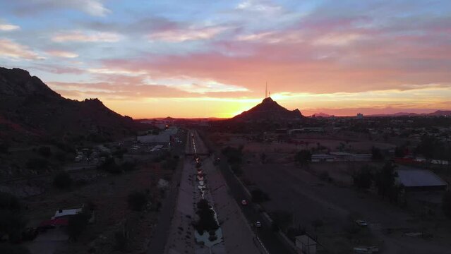 Atardecer en la ciudad de Hermosillo Sonora M&eacute;xico y cerro de la campana de fondo.