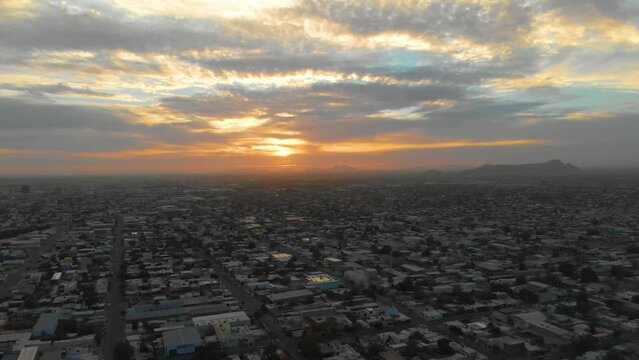 Toma a&eacute;rea de Drone de puesta de sol y atardecer en Hermosillo Sonora M&eacute;xico. 