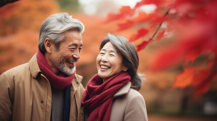 Fototapeta premium 秋冬にデートする幸せそうなシニア夫婦