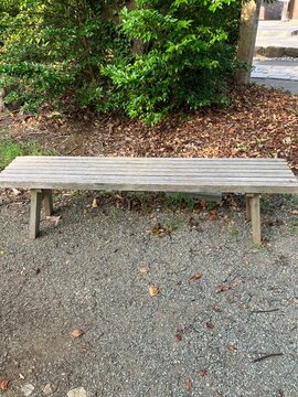 小田原の公園の木のベンチ