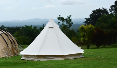 Tents are tents that have been set up for sleeping in the middle of nature.