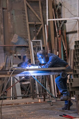 soldador trabajando, soldando