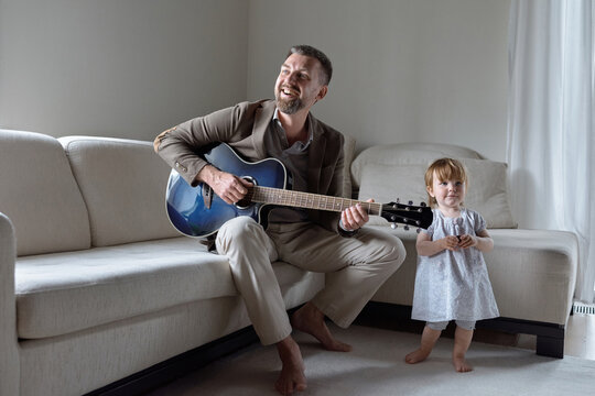 Cheerful man with girl and guitar