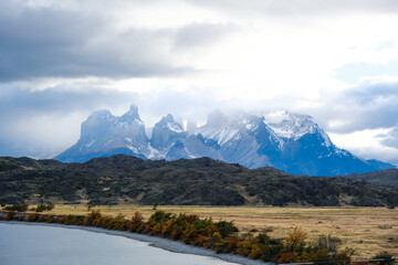 La majestuosidad de los Cuernos del Paine en un d&iacute;a nublado