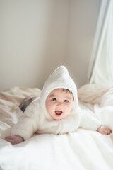 ベッドの上の赤ちゃん