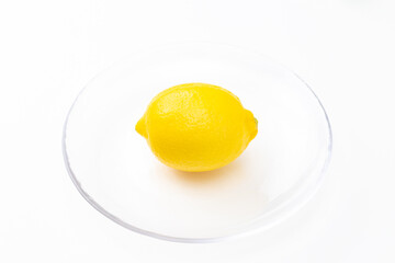 白背景にレモン