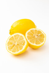 白背景に新鮮なレモン