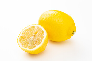 白背景に新鮮なレモン