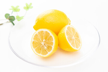 白背景に新鮮なレモン