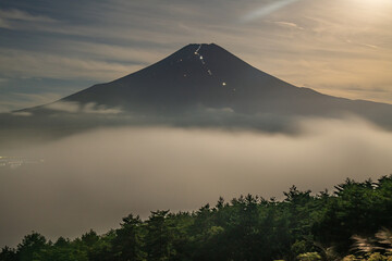 Fototapeta premium 忍野村から富士山と雲海