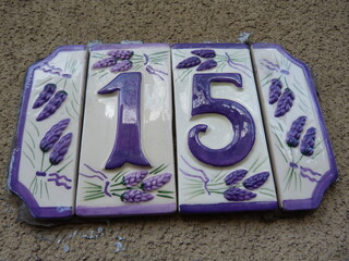 une plaque de maison 15