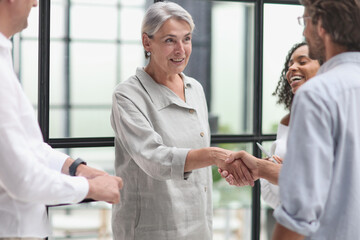 Obraz premium Conversation between managers and employees in the office