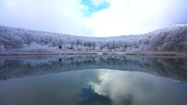 日本の長野県、聖高原の池に映る霧氷の雪景色