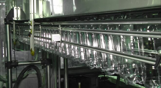 Mineral water Factory production line bottling pure spring water into bottles an