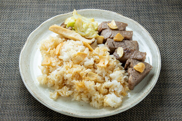 ガーリックライスとひと口ステーキのワンプレート。