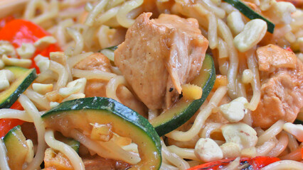 nouilles sautées au poulet et légumes, en gros plan